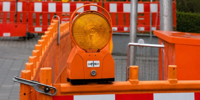 Baustellenabsperrung auf einer Straße