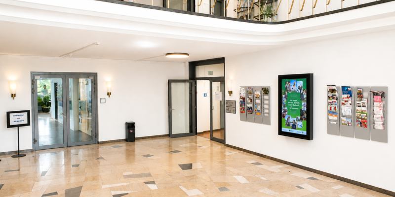Foyer mit Steinboden und 2 Etagen