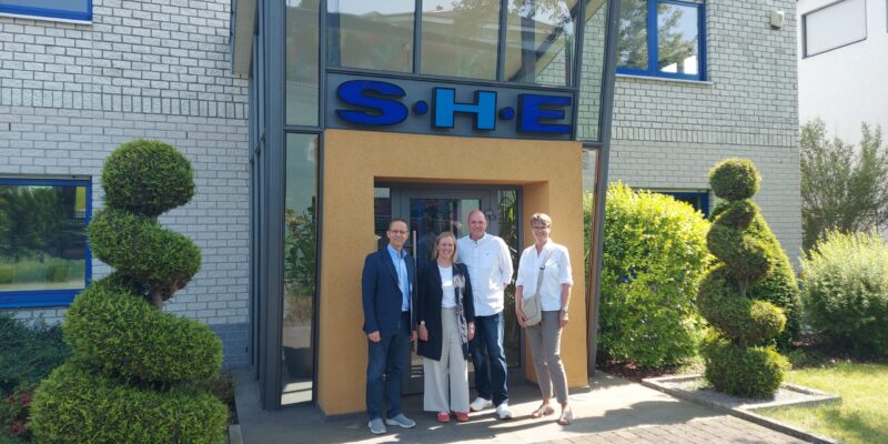 Gruppenbild Unternehmensbesuch SHE