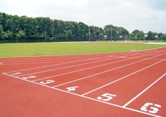 Aschelaufbahn einer Sportanlage mit 6 Startpunkten