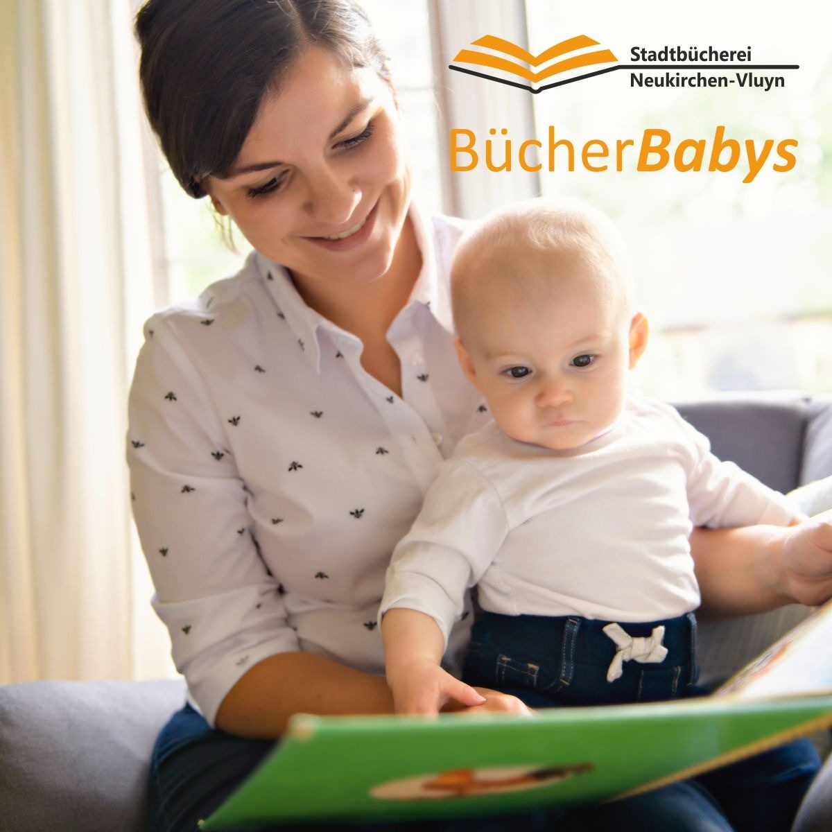 Eine Frau hat ein Baby auf dem Arm. Gemeinsam schauen sie in ein Buch.
