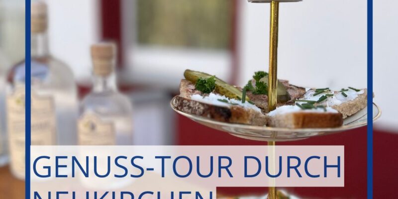 Eine Etagere mit Häppchen steht auf einem Tisch