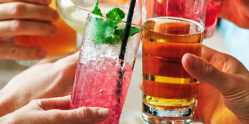Cocktailgläser mit Strohhalm