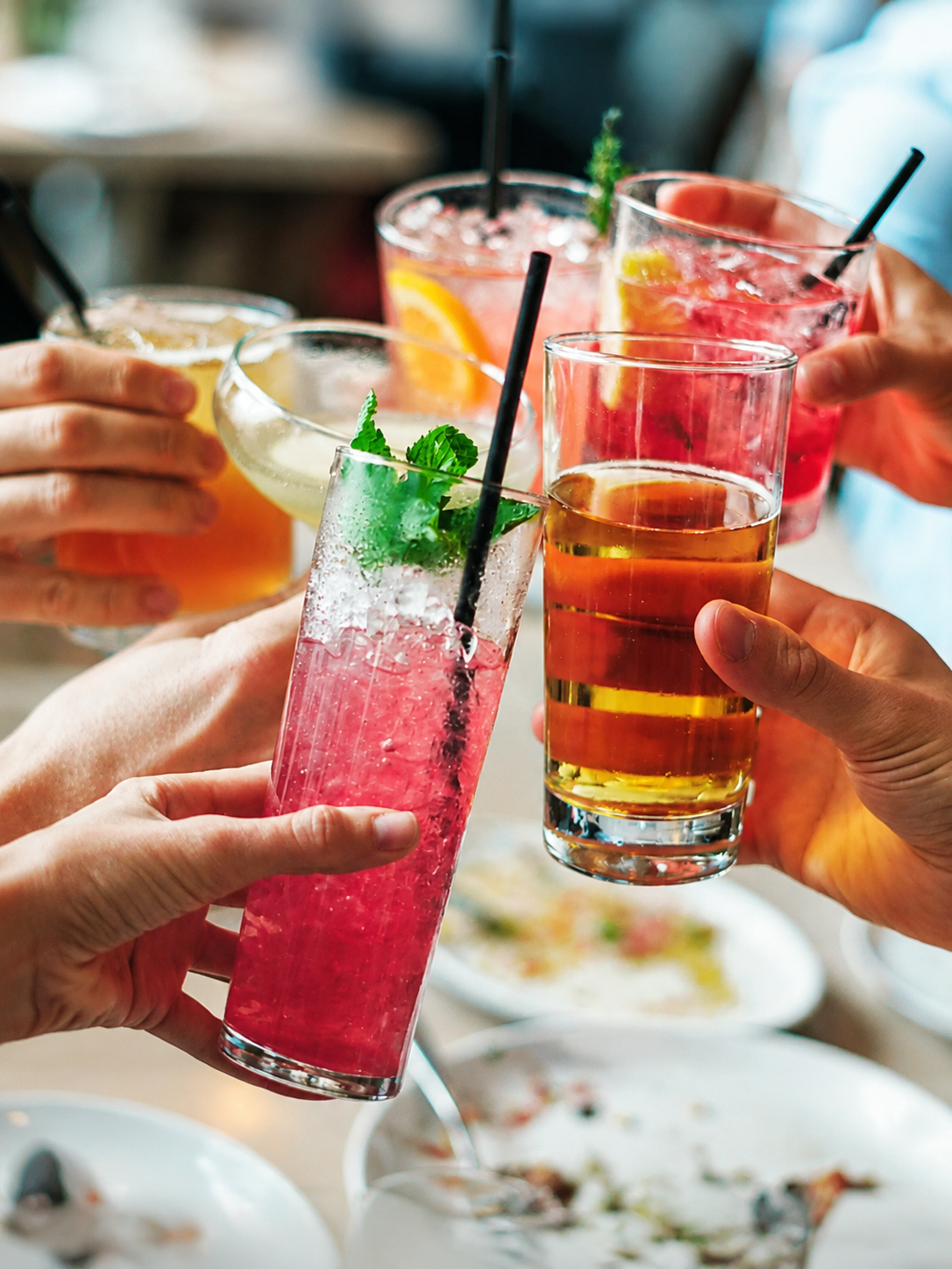 Cocktailgläser mit Strohhalm