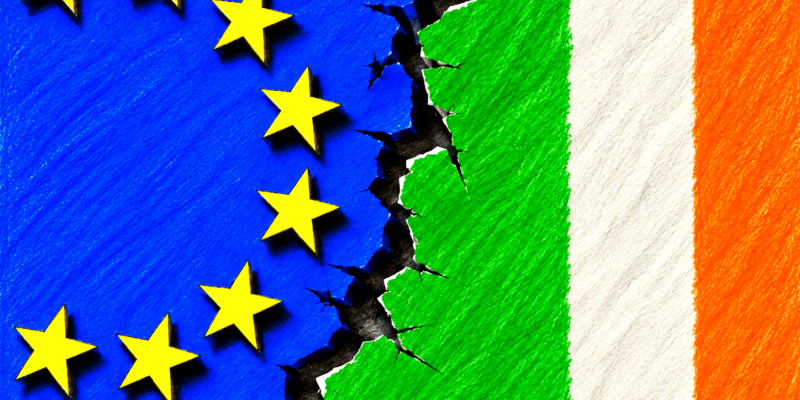 Europaflagge neben einer Irlandflagge. Inmitten ein Riss.