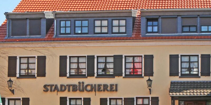 Ein gelbes Altstadtgebäude.