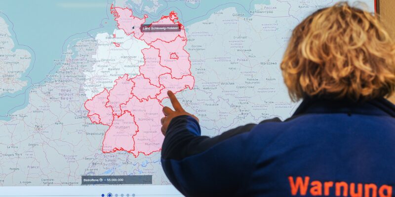 Frau vor Karte Deutschlands