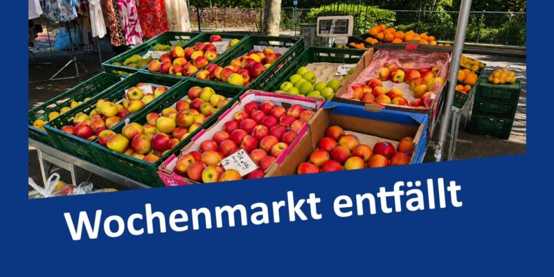 Äpfel in Kisten an einem Marktstand