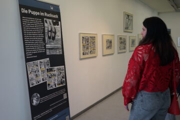 Besucherin in der Ausstellung