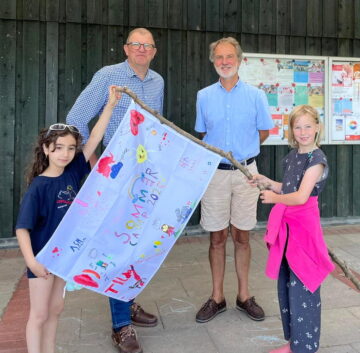 Die regenmäßigen Spenden des Eckernförder Lions-Clubs machen das SommerCampin Damp erst möglich: Rudolf von Spreckelsen und Lars Kyburg (rechts) übergaben die Spende zum Abschluss der Aktion.