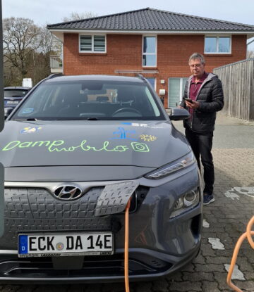 Norbert Feyok, eine der Ehrenamtlichen, die das Dampmobil nutzen, um ältere Menschen zu Arztbesuchen nach Eckernförde oder Kappeln zu fahren. Hier an der Ladestation hinter dem Edeka-Markt in Vogelsang-Grünholz.